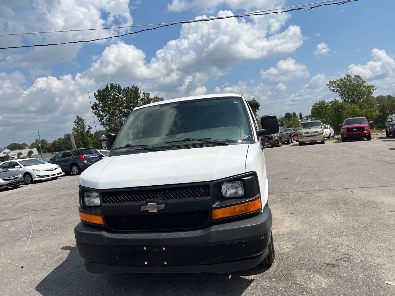 Used 2017 Chevrolet Express 2500 Extended RWD image 2