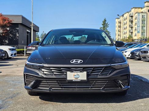 Used 2025 Hyundai Elantra SE image 2
