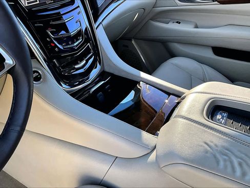 Used 2017 Cadillac Escalade Luxury image 16