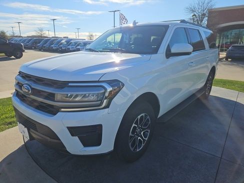 Used 2024 Ford Expedition Max XLT image 3