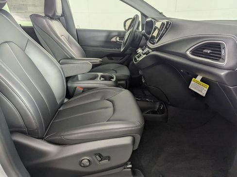 New 2026 Chrysler Pacifica Select FWD image 30