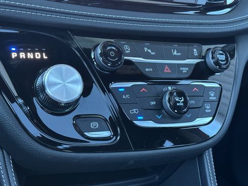 New 2027 Chrysler Pacifica Limited FWD image 19
