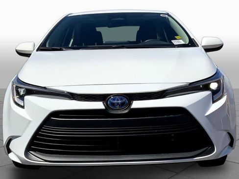 Used 2025 Toyota Corolla LE w/ LE Premium Package image 4