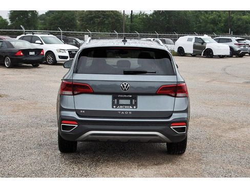 Used 2023 Volkswagen Taos SE w/ Panoramic Sunroof Package FWD image 6