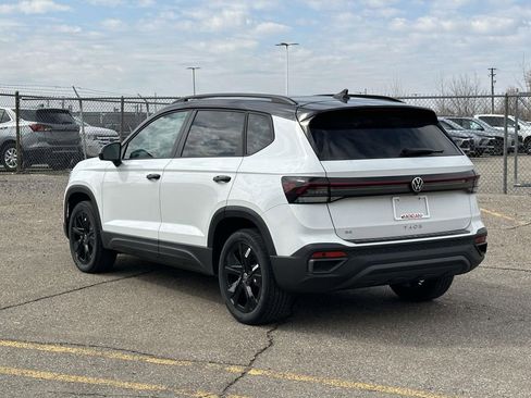 New 2025 Volkswagen Taos SE image 3