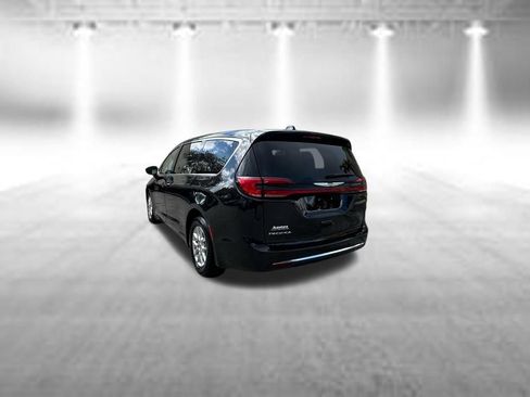 Used 2024 Chrysler Pacifica Touring-L FWD image 6