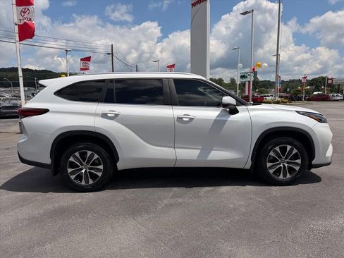Used 2023 Toyota Highlander XLE AWD/4WD image 3