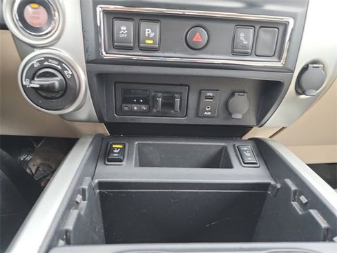 Used 2018 Nissan Titan SL image 27