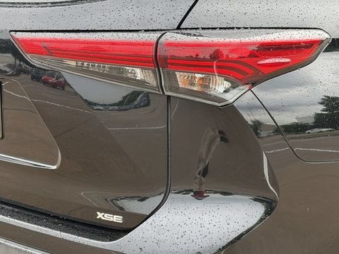 Used 2023 Toyota Highlander XSE FWD image 7