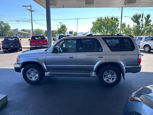 Used 2002 Toyota 4Runner SR5 AWD/4WD image 2