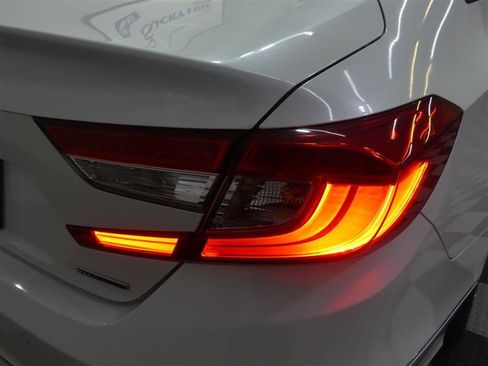 Used 2018 Honda Accord Touring image 15