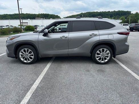 Certified 2025 Toyota Highlander Limited AWD/4WD image 6