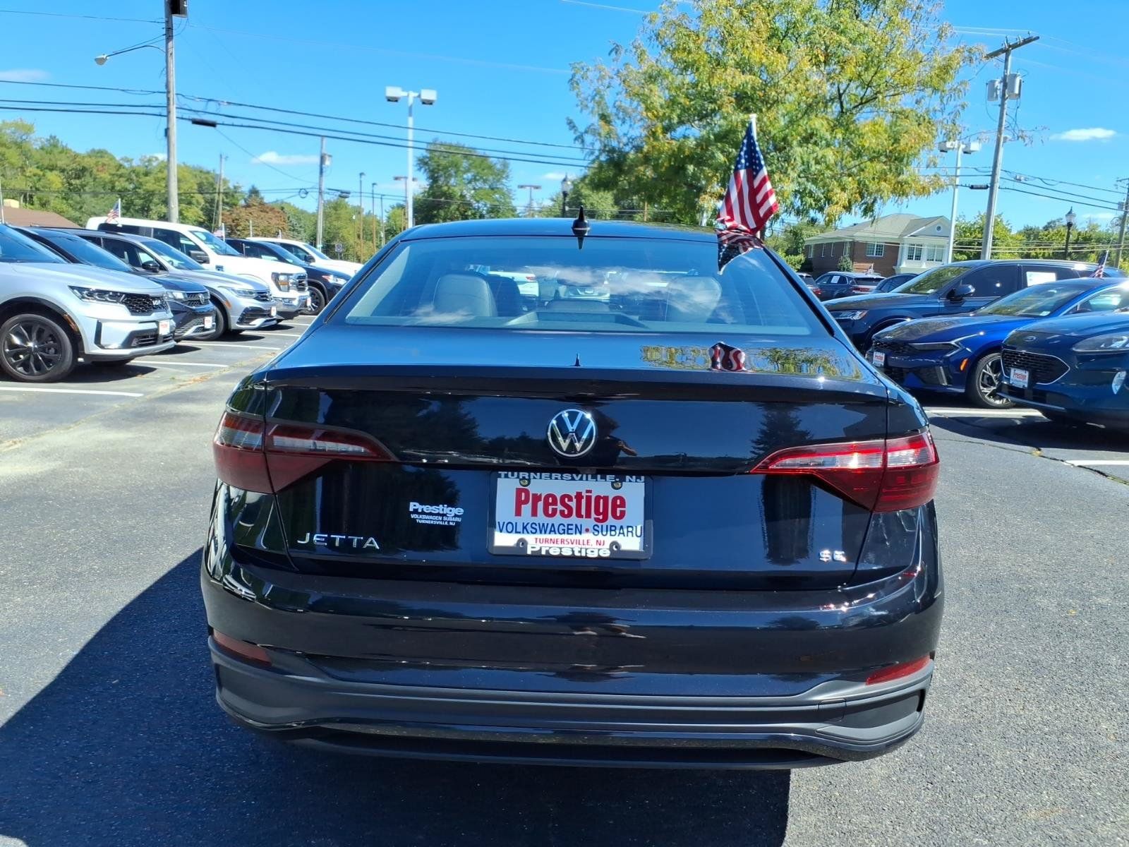 Certified 2023 Volkswagen Jetta SE w/ Panoramic Sunroof Package FWD image 3