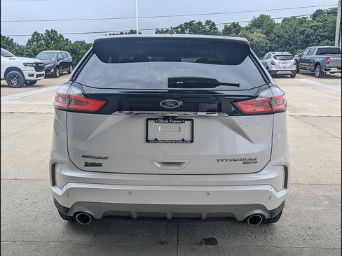 Used 2019 Ford Edge Titanium w/ Equipment Group 301A FWD image 10