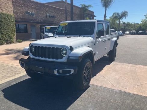 Used 2024 Jeep Gladiator Sport image 4