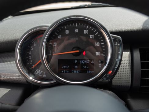 Used 2018 MINI Cooper 4-Door Hardtop FWD image 3