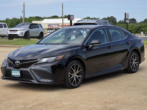 Used 2023 Toyota Camry SE FWD image 3