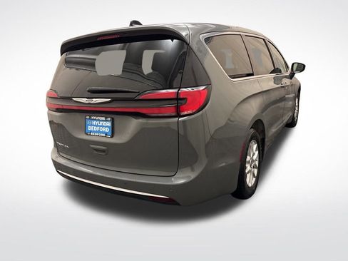Used 2023 Chrysler Pacifica Touring-L image 5