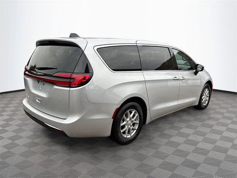 New 2026 Chrysler Pacifica Select image 5