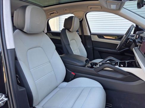 Used 2025 Porsche Cayenne Coupe AWD/4WD image 43