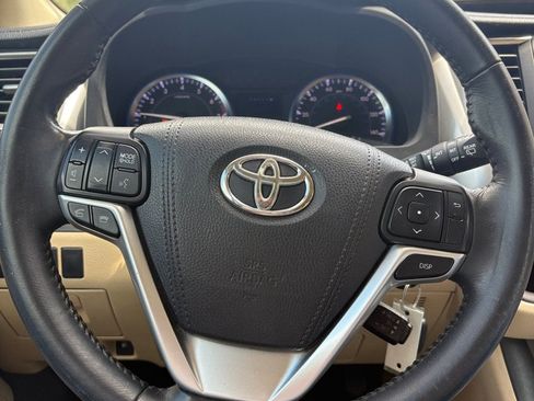 Used 2015 Toyota Highlander Plus FWD image 18