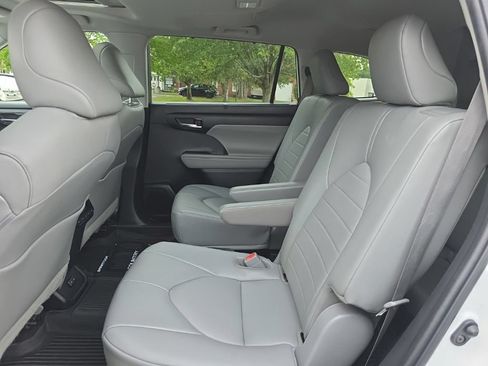 Used 2022 Toyota Highlander XLE AWD/4WD image 25