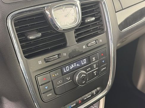 Used 2015 Chrysler Town & Country Touring image 20