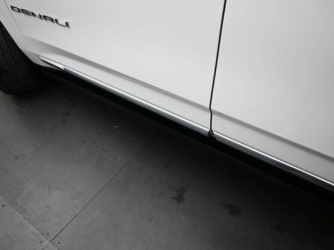 Used 2022 GMC Yukon Denali w/ Denali Premium Package image 12