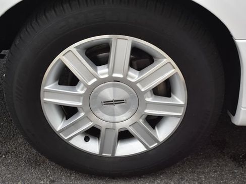Used 2008 Lincoln Town Car Executive RWD image 50