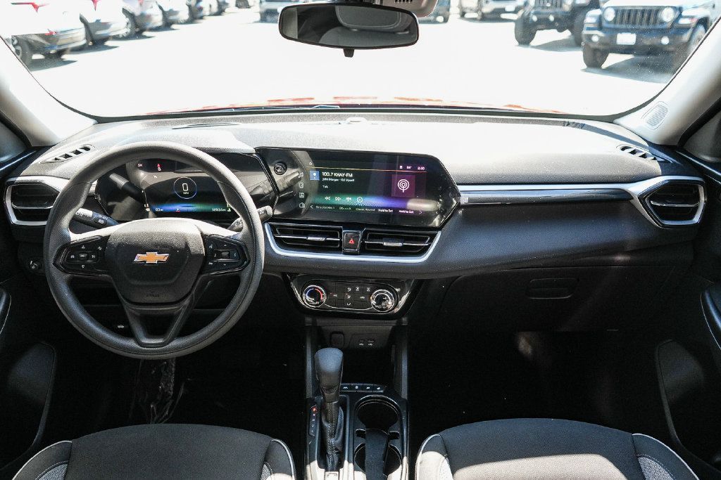 Used 2025 Chevrolet TrailBlazer LT FWD image 12