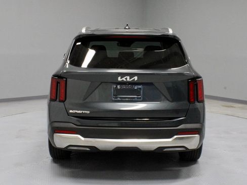 Used 2024 Kia Sorento S FWD image 11