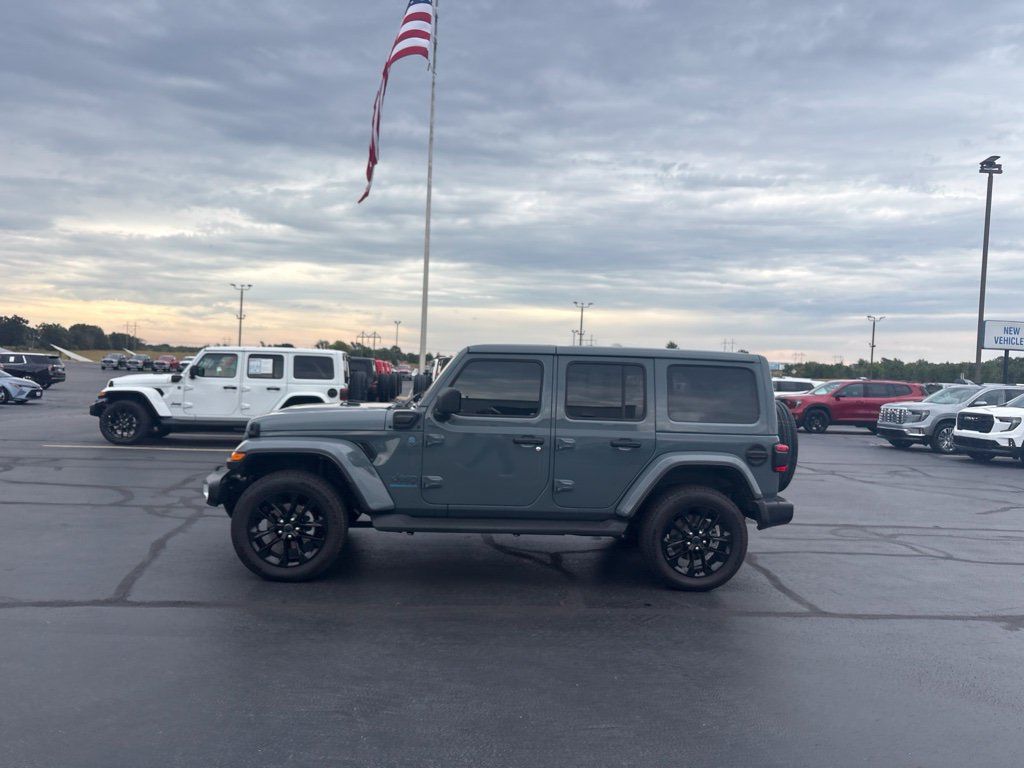 Used 2025 Jeep Wrangler Unlimited Sahara AWD/4WD image 2