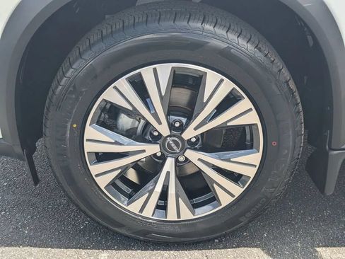 Certified 2023 Nissan Rogue SV FWD image 11