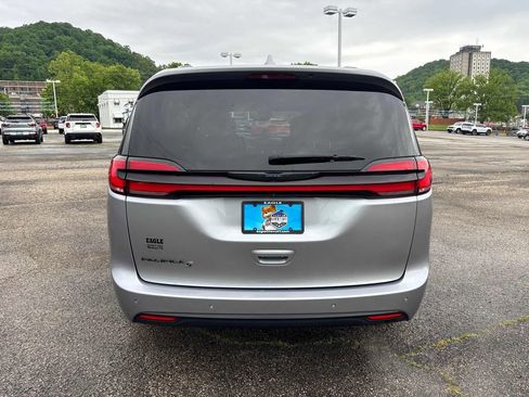 Used 2021 Chrysler Pacifica Touring-L w/ Uconnect Theater Family Group FWD image 4