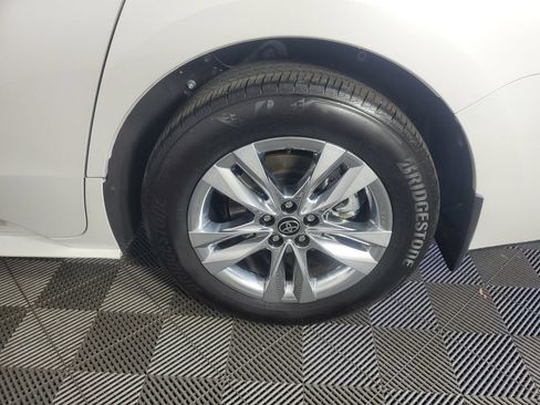 Used 2025 Toyota Sienna XLE w/ XLE Plus Package FWD image 32