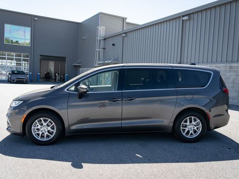 Used 2023 Chrysler Pacifica Touring-L FWD image 5
