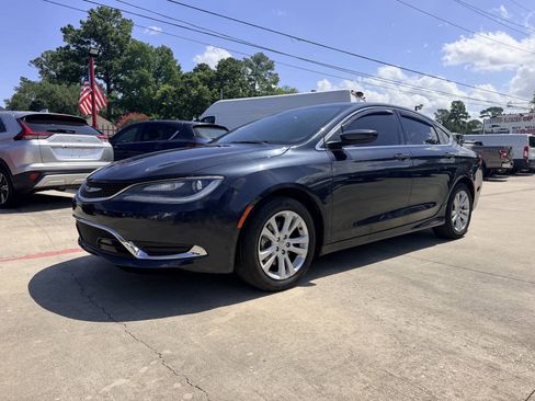 Used 2017 Chrysler 200 Limited Platinum w/ Comfort & Convenience Group FWD image 3