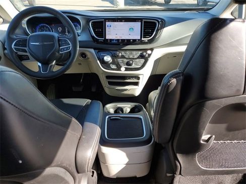 Used 2024 Chrysler Pacifica Touring-L image 20