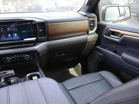 Used 2023 Chevrolet Silverado 1500 High Country w/ Technology Package AWD/4WD image 16
