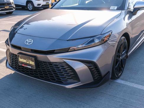 Used 2025 Toyota Camry SE FWD image 11