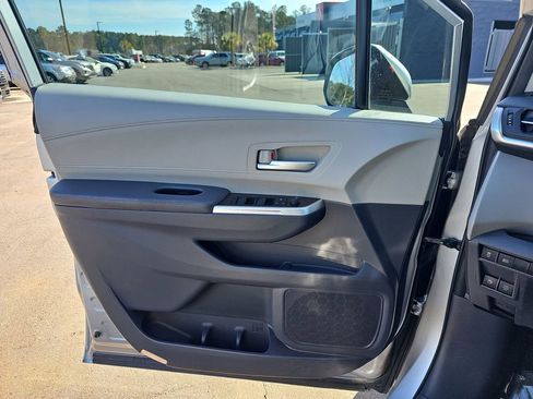 Used 2022 Toyota Sienna XLE image 31