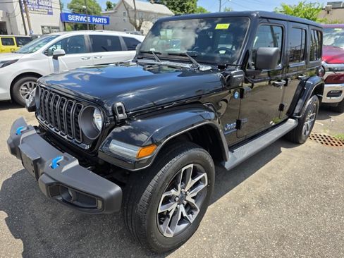 Used 2024 Jeep Wrangler Unlimited AWD/4WD image 2