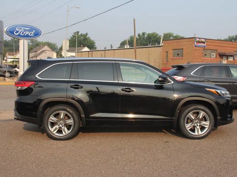 Used 2018 Toyota Highlander Limited AWD 4dr SUV image 3
