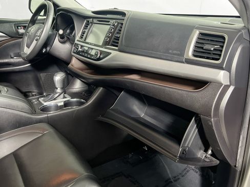 Used 2019 Toyota Highlander XLE FWD image 35