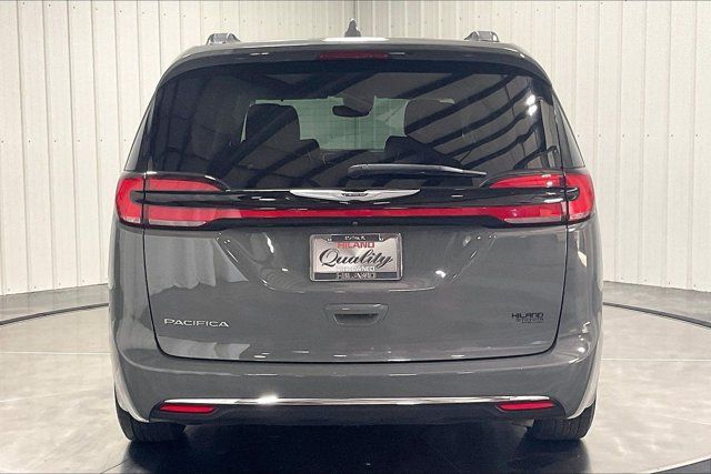 Used 2022 Chrysler Pacifica Touring-L FWD image 4