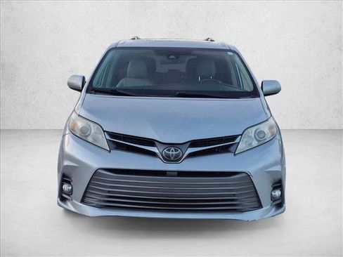 Used 2019 Toyota Sienna XLE w/ XLE Navigation Package FWD image 2
