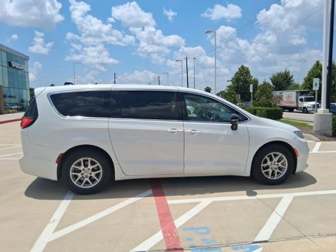Used 2024 Chrysler Pacifica Touring-L FWD image 18