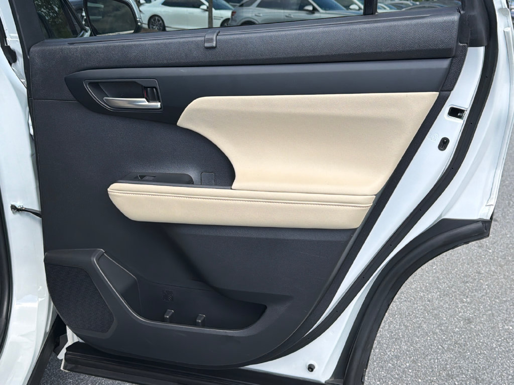 Used 2023 Toyota Highlander XLE FWD image 18