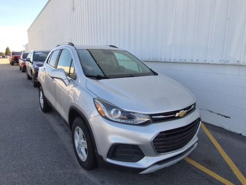 Used 2018 Chevrolet Trax LT w/ LT Convenience Package image 3