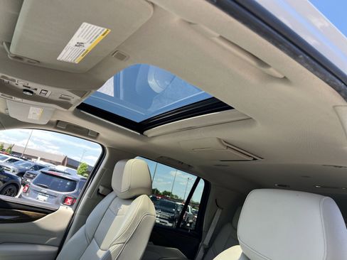 Used 2018 Cadillac Escalade Premium Luxury RWD image 32